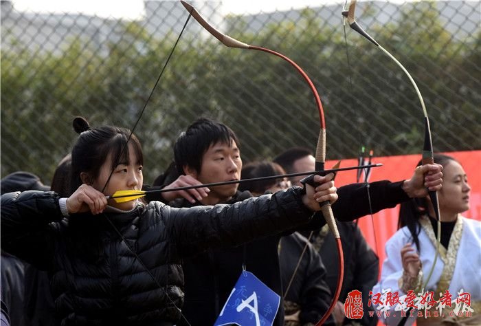 6高校40名弓手齐聚 穿汉服展射艺 大学生传统射箭