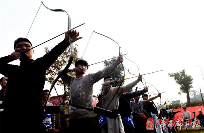 6高校40名弓手齐聚 穿汉服展射艺 大学生传统射箭