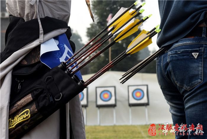 6高校40名弓手齐聚 穿汉服展射艺 大学生传统射箭