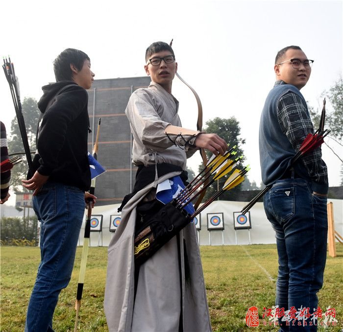 6高校40名弓手齐聚 穿汉服展射艺 大学生传统射箭