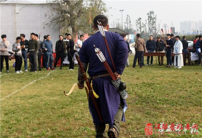6高校40名弓手齐聚 穿汉服展射艺 大学生传统射箭