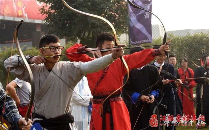 6高校40名弓手齐聚 穿汉服展射艺 大学生传统射箭
