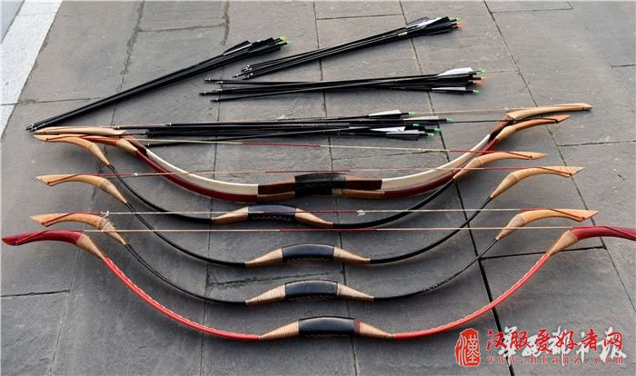6高校40名弓手齐聚 穿汉服展射艺 大学生传统射箭