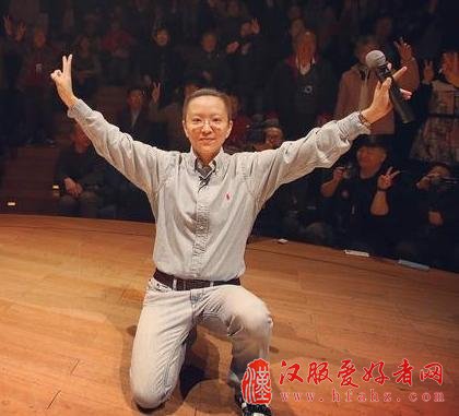 图说：王珮瑜在现场
走进演奏厅，王珮瑜正在向台下的观众们讲解京剧的韵白，对着坐在第一排的小朋友用韵白叫了一声“小朋友”，逗得孩子哈哈大笑。不管是“天气晴和”这样的传统说法，还是“然并卵”这样的时髦名词，在王珮瑜嘴里用韵白念出来都毫无违和感。投影屏幕上打出了《赵氏孤儿》白虎大堂一场中程婴的一段念白：“小人与公孙杵臼旧有八拜之交，只因他隱藏孤儿不报……”王珮瑜在台上念一句，台下观众跟一句，不分男女老少竟然意外地整齐，分句念完一遍之后又连起来念一遍，这段被王珮瑜戏称为余派老生念白中难度排名前三位的台词被满场的观众念得有模有样，于是王珮瑜趁机鼓动：“我们（京剧）的门槛并不高，所以给自己一点时间，走进剧场感受一下。”在讲座现场，王珮瑜还示范了“一顿饭吃完了，一句唱还没唱完”的慢板以及“全世界最快的快板”等，场子里笑声掌声响成一片。