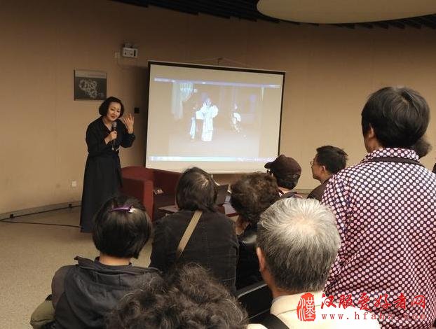  图说：王荔的讲座吸引观众
在中心园却是另外一种景象。虽然没有京剧讲座那么多的互动，来自武汉汉剧院的王荔却也牢牢地吸引住了现场的观众。汉剧在上海观众中知名度并不高，但王荔的讲座从个人的从艺经历说起，故事性强且讲得绘声绘色。先讲自己当年如何大胆闯进汉剧大师陈伯华的病房求教，再讲如何一句唱练了二周才过关，又怎么一个尾音总是不对被老师责骂。王荔现场示范戏曲程式化的动作时的讲解也十分有个性：“胸朝着二点钟的方向，肚子朝着三点钟的方向，屁股朝着八点钟的方向……”；“大城市的知识女性”、《宇宙锋》中的相国千金赵艳容应该怎么看人，“来自小城市受过一些教育”的王昭君又应该怎么看人，讲解生动、比喻有趣、表演细腻，让人一坐下来就舍不得起身。讲座结束时不少观众表示原以为汉剧没什么听头，没想到说得这么有趣。