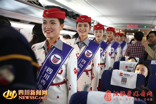 将T台搬上西成高铁 动妹儿汉服走秀惊艳全程