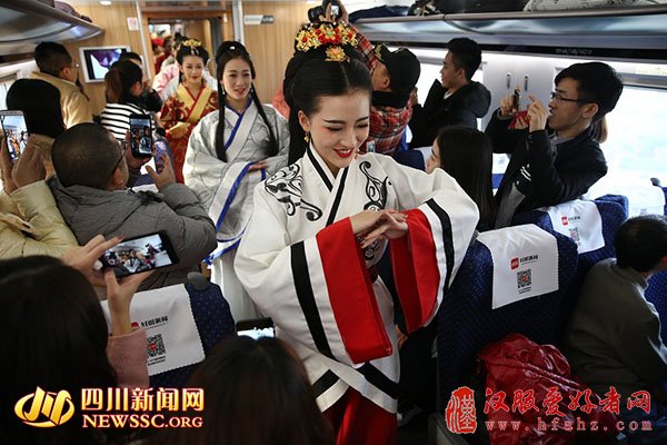 将T台搬上西成高铁 动妹儿汉服走秀惊艳全程