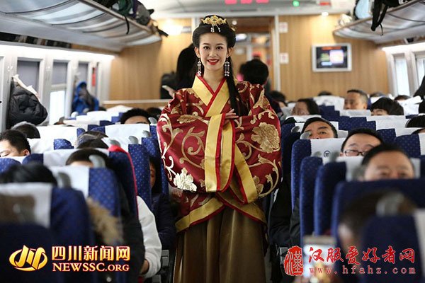 将T台搬上西成高铁 动妹儿汉服走秀惊艳全程