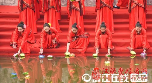 笄礼是汉民族女孩的成人礼,自周代起就开始实行。宋城景区活动负责人说:“宋城选择在这个属于女性的日子里举行汉服成人礼,就是希望游客在体验古代传统成人礼的同时,发挥现代女性自由独立的精神。像这样的汉服成人礼、学童破笔开蒙仪式、爱情隧道花痴婚礼等主题活动,宋城将在花痴节期间不断举行。”
“想当年我们的成人礼就是在学校操场,校长简单讲几句话。今天在宋城看到的成人礼是我见过最有意思的,在其他地方都没见过。正好春天又是踏青的季节,我回去一定让我女儿报名参加。”来自江苏的陈阿姨说。