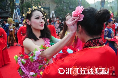 杭州千名女生举行汉服成人礼,拜花神放河灯