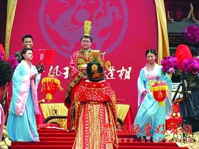 花海中办“汉服婚礼”