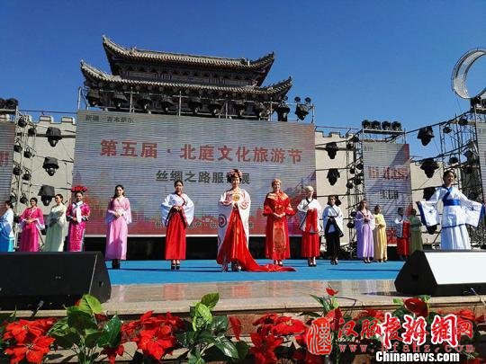 9月9日，新疆第五届北庭文化旅游节在吉木萨尔县开幕。来自世界各国30位佳丽，玩起了“穿越”。　王小军 摄