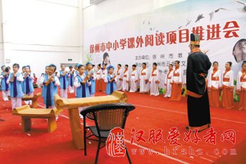 500小学生穿汉服吟诵《弟子规》