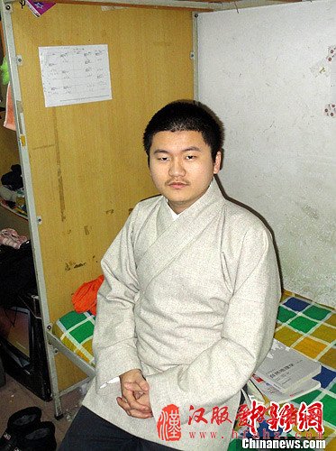 晋亚龙身着日常汉服在寝室里。赵敏 摄