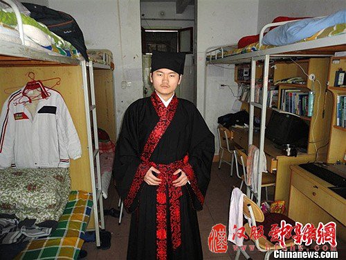晋亚龙在寝室身穿刚入手的直裾深衣。赵敏 摄