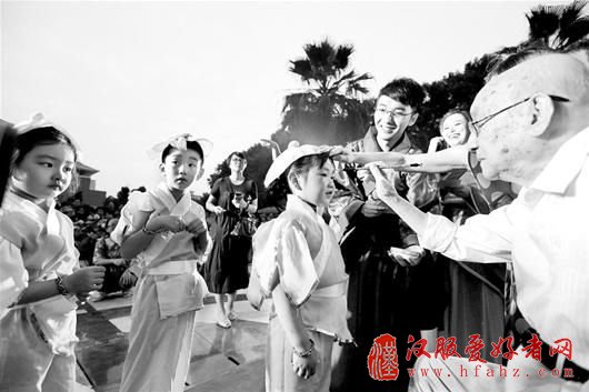 图文：98岁院士为汉服儿童点雄黄