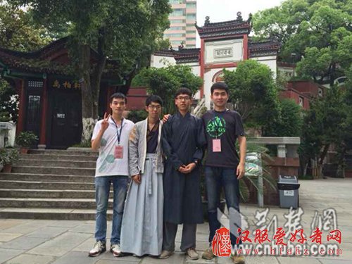 同是汉服爱好者 香港武汉两名大学生着汉服游湖