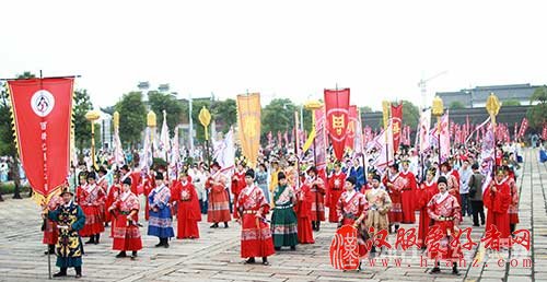 周立波调侃汉服惹争议 西塘古镇隔空喊话：我们