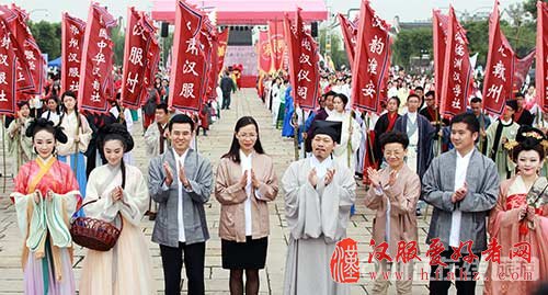 周立波调侃汉服惹争议 西塘古镇隔空喊话：我们