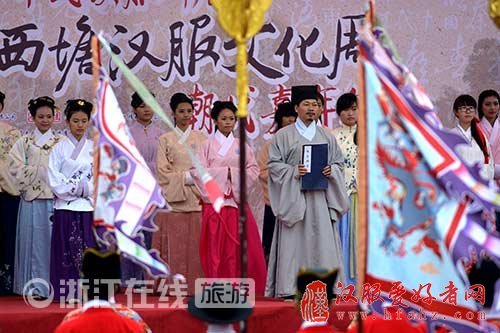周立波调侃汉服惹争议 西塘古镇隔空喊话：我们