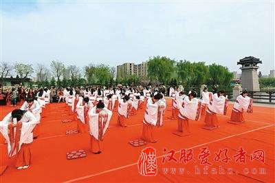 三月三女加笄 西安女孩穿汉服参加成人礼(图)