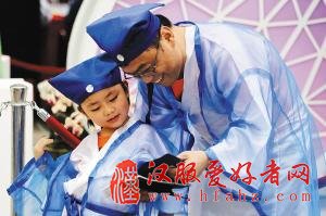 三亚举办别样父亲节 孩子着汉服行古礼表感恩