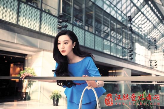 范冰冰画框女人丫鬟变皇后淡雅妆容素色清装