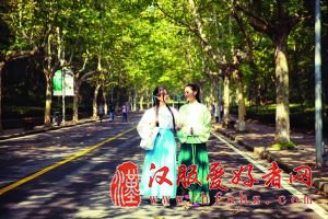 王婷婷(左)希望通过汉服,把传统美德融入日常生活