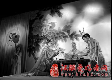 穿唐服行古礼婚礼上演穿越剧