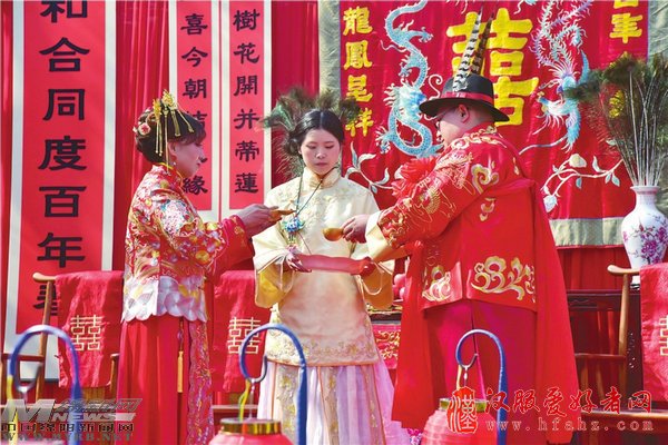 一场婚礼一种传承:新人以中式婚礼弘扬传统文化