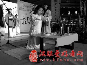 祭月活动现场，参加祭月的少女礼拜月神
