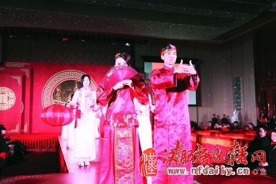 传统中式婚礼搭配欧式水晶灯饰，一点也不显老土和沉闷。