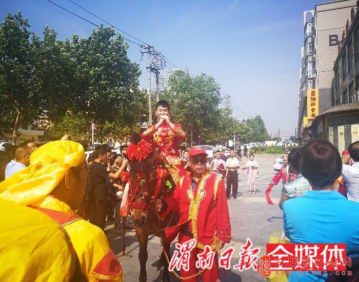 渭南留英博士崇尚中式婚礼 八抬大轿迎娶新娘