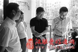 宁国市副市长汪军看望百岁老人的PS照片