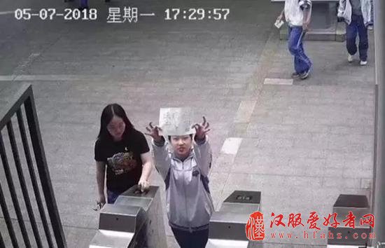 创意表白、汉服冠笄 高考生成人礼温暖瞬间(图