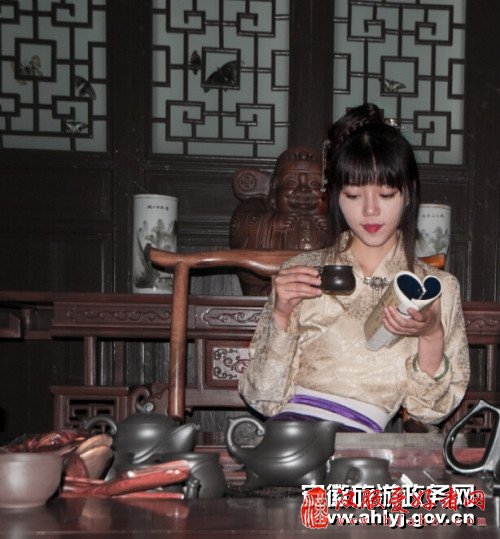 汉服茶仙子相约石台富硒生态茶园演绎古法采摘