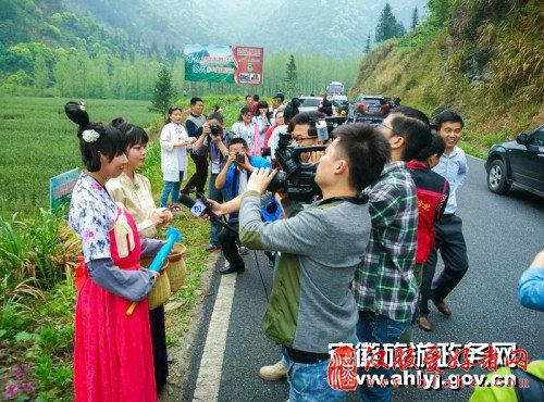 汉服茶仙子相约石台富硒生态茶园演绎古法采摘