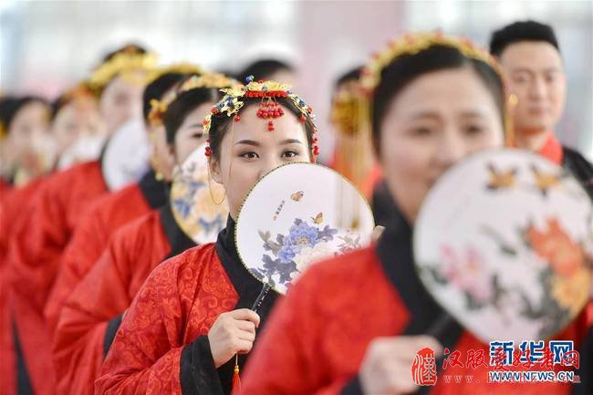 2月3日，新娘们在汉式集体婚礼现场。新春将至，河北省邢台市南和农业嘉年华举办“倡导文明新风感受传统文化”汉式集体婚礼，23对新人身着汉服以传统古典婚仪形式喜结良缘，感受传统文化魅力，喜迎新春佳节。新华社记者 朱旭东 摄