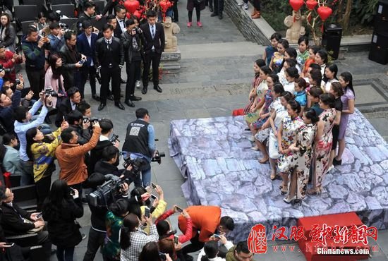 3月13日，湖北武汉，一场特色婚礼秀在武汉东湖边某公馆举行，婚礼秀上展示的新娘中式旗袍，吸引不少行业人士和准新人们的关注。