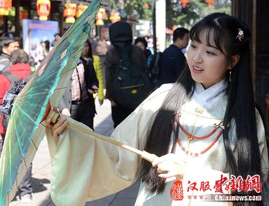 阳春三月汉服少女徜徉福州古街沐浴阳光赏春色