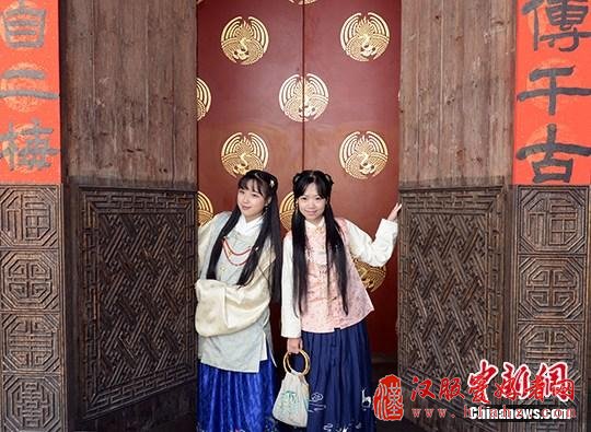 阳春三月汉服少女徜徉福州古街沐浴阳光赏春色