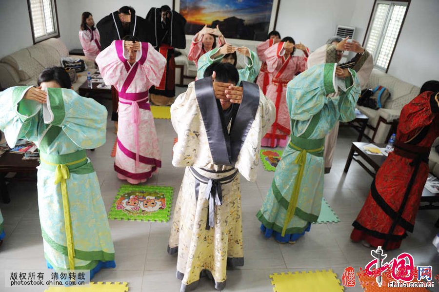 7月13日，台湾教师在西安汉阳陵穿汉服学汉礼。 当日，来自中国台湾的24所中小学32名教师穿着汉服在西安汉阳陵体验中国传统文化汉式礼节。中国网图片库 张树忠摄