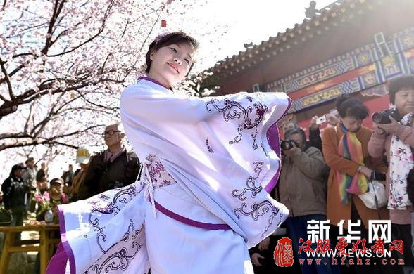 （文化）（1）观汉服　赏桃花