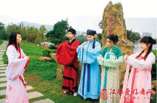 李颖妮,浙江台州人,1991年出生。浙江农林大学文化学院大二学生。