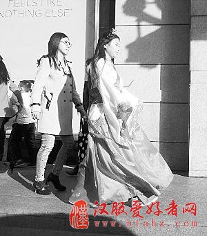 美女穿汉服逛街 原来是高校学生为演出练胆