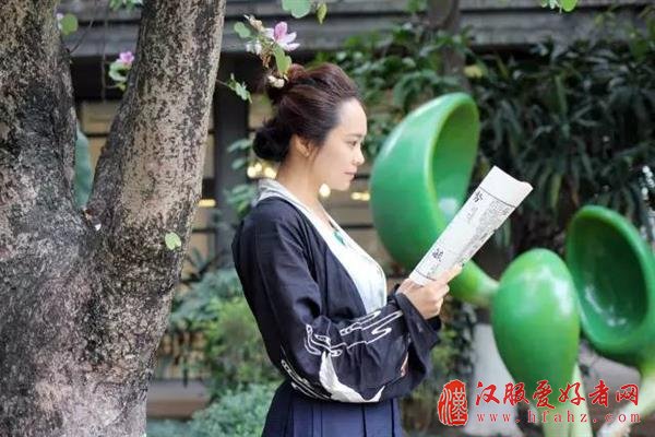 [图]腾讯美女员工穿汉服上班 原因出乎意料