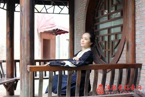 [图]腾讯美女员工穿汉服上班 原因出乎意料