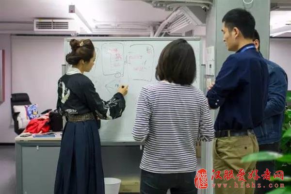 [图]腾讯美女员工穿汉服上班 原因出乎意料