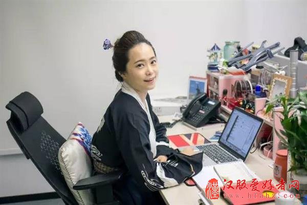 [图]腾讯美女员工穿汉服上班 原因出乎意料