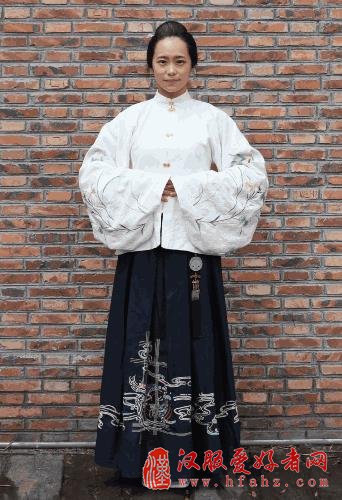 [图]腾讯美女员工穿汉服上班 原因出乎意料